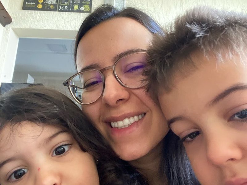 Juliana Barros brincando com os filhos usando o KIT DESLIGA & BRINCA